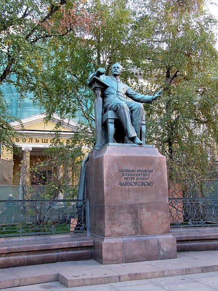  Памятник П. И. Чайковскому у здания Московской консерватории