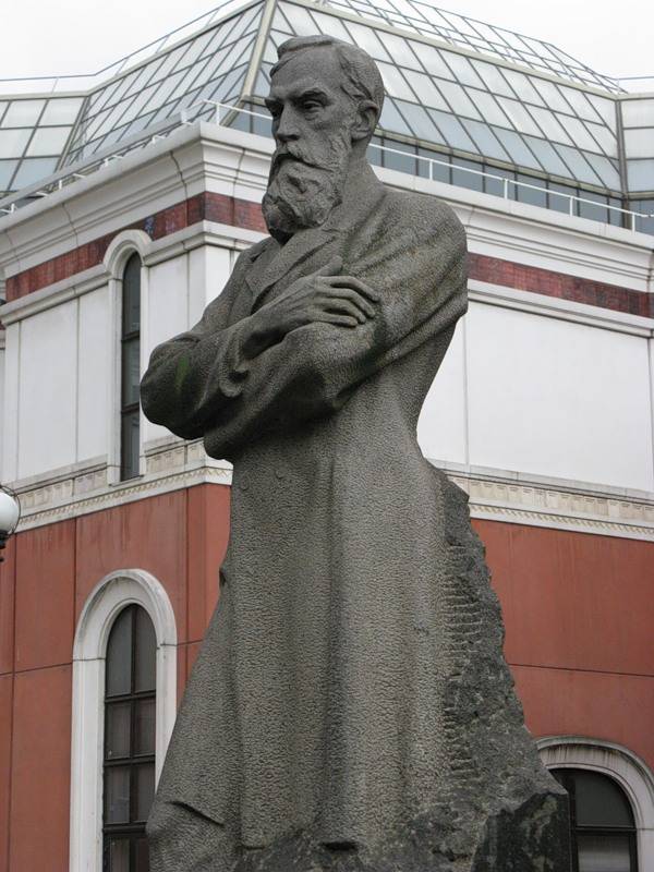 Памятник Павлу Михайловичу Третьякову около Третьяковской галереи