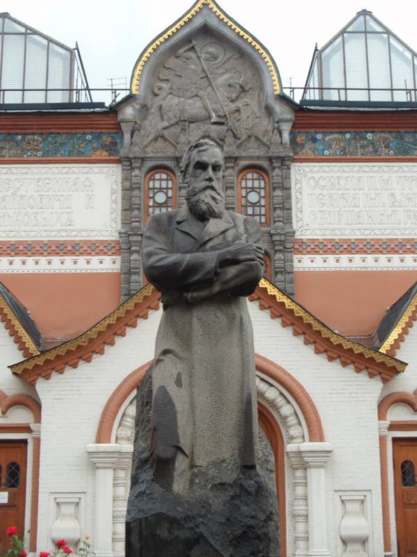 Памятник Третьякову около Третьяковки.