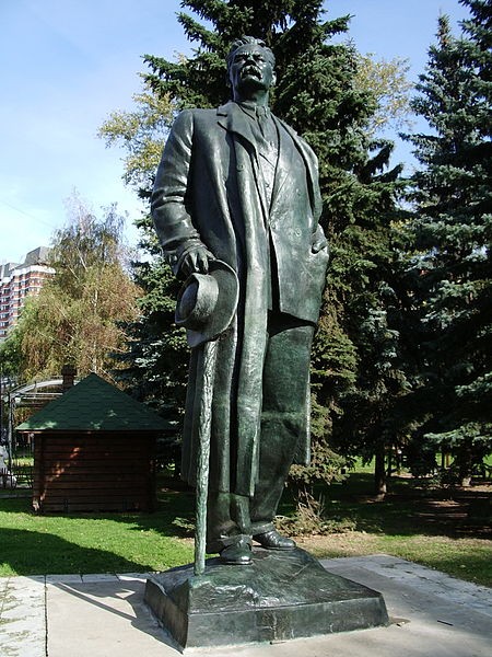  Памятник Максиму Горькому у Белорусского вокзала