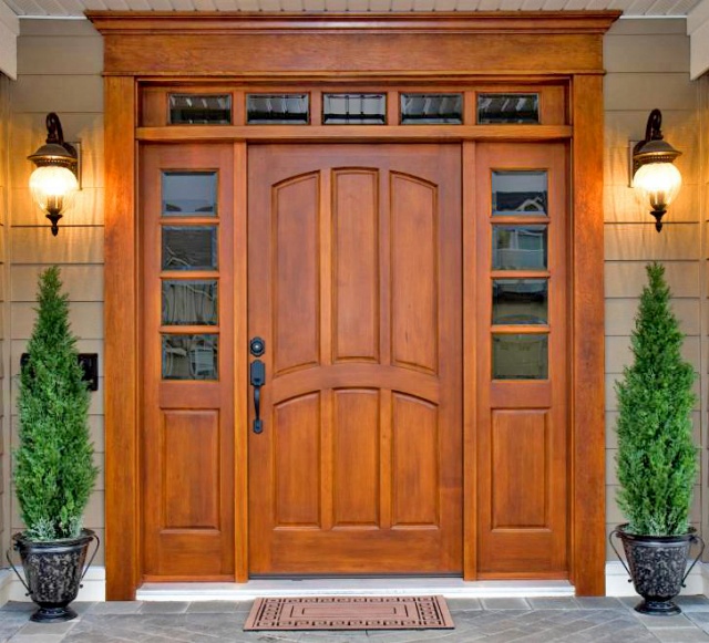 Деревянная входная дверь 