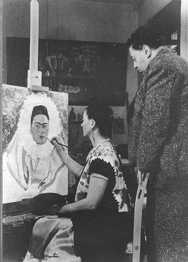 1943 - Фрида рисует автопортрет